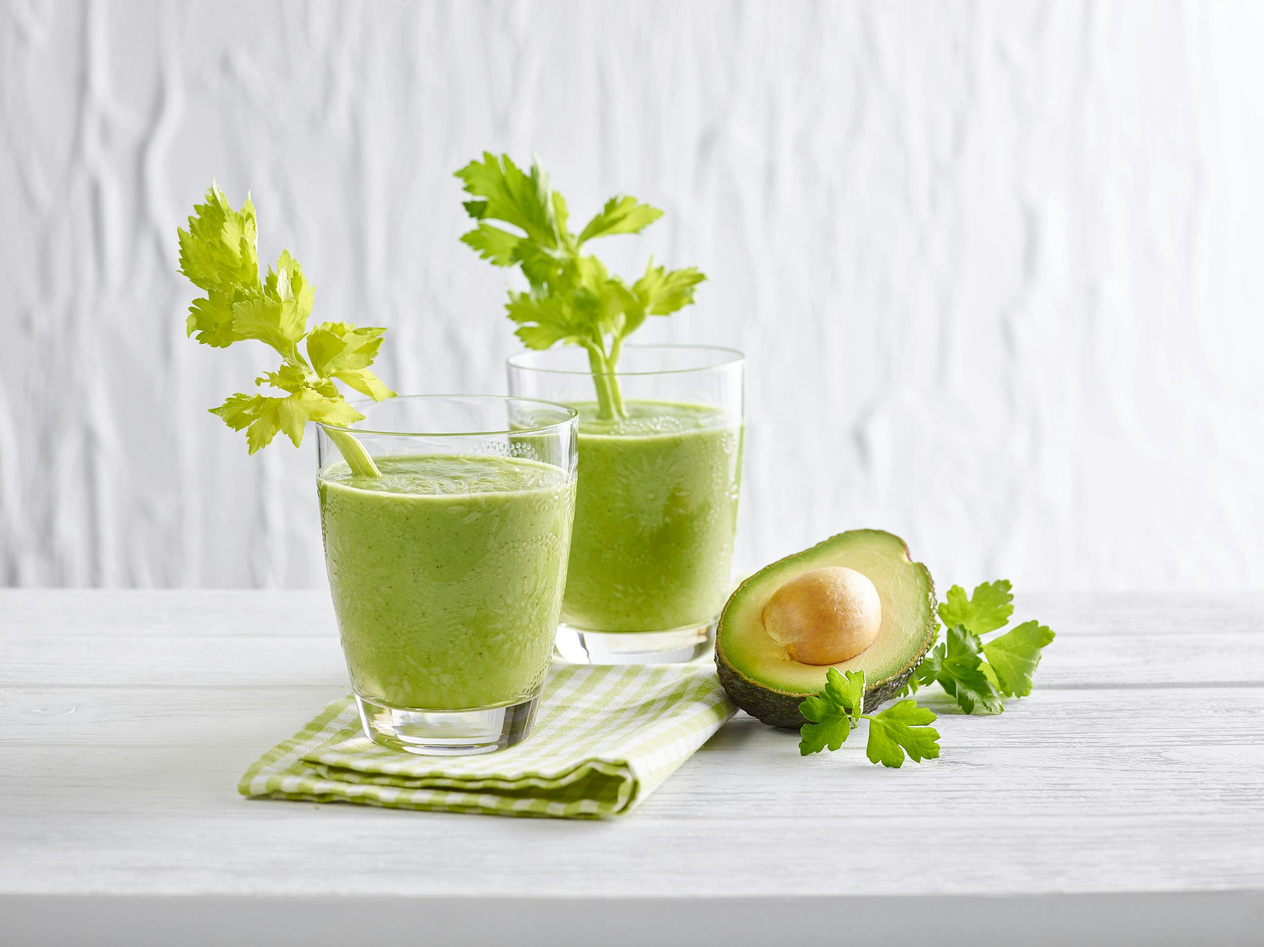 Green Smoothie mit Petersilie und Avocado