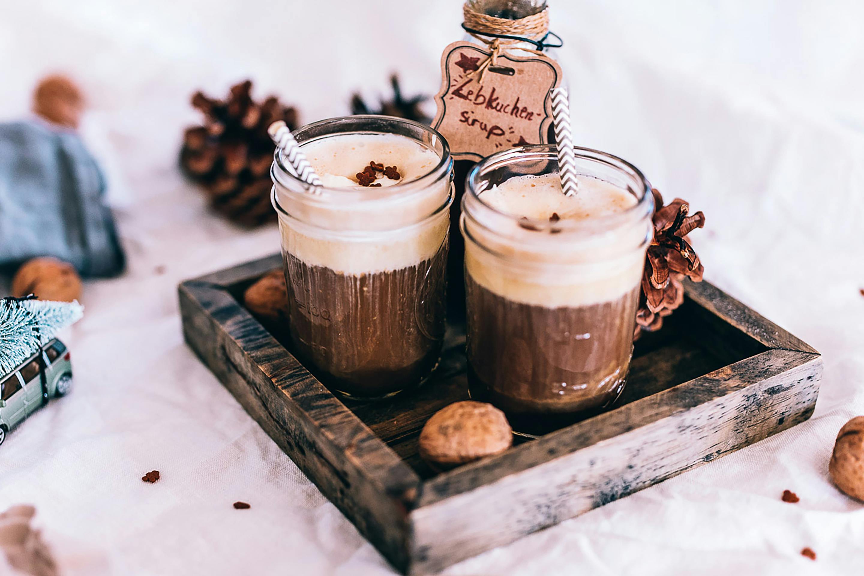 Lebkuchensirup in 2 Gläsern mit Milchschaum