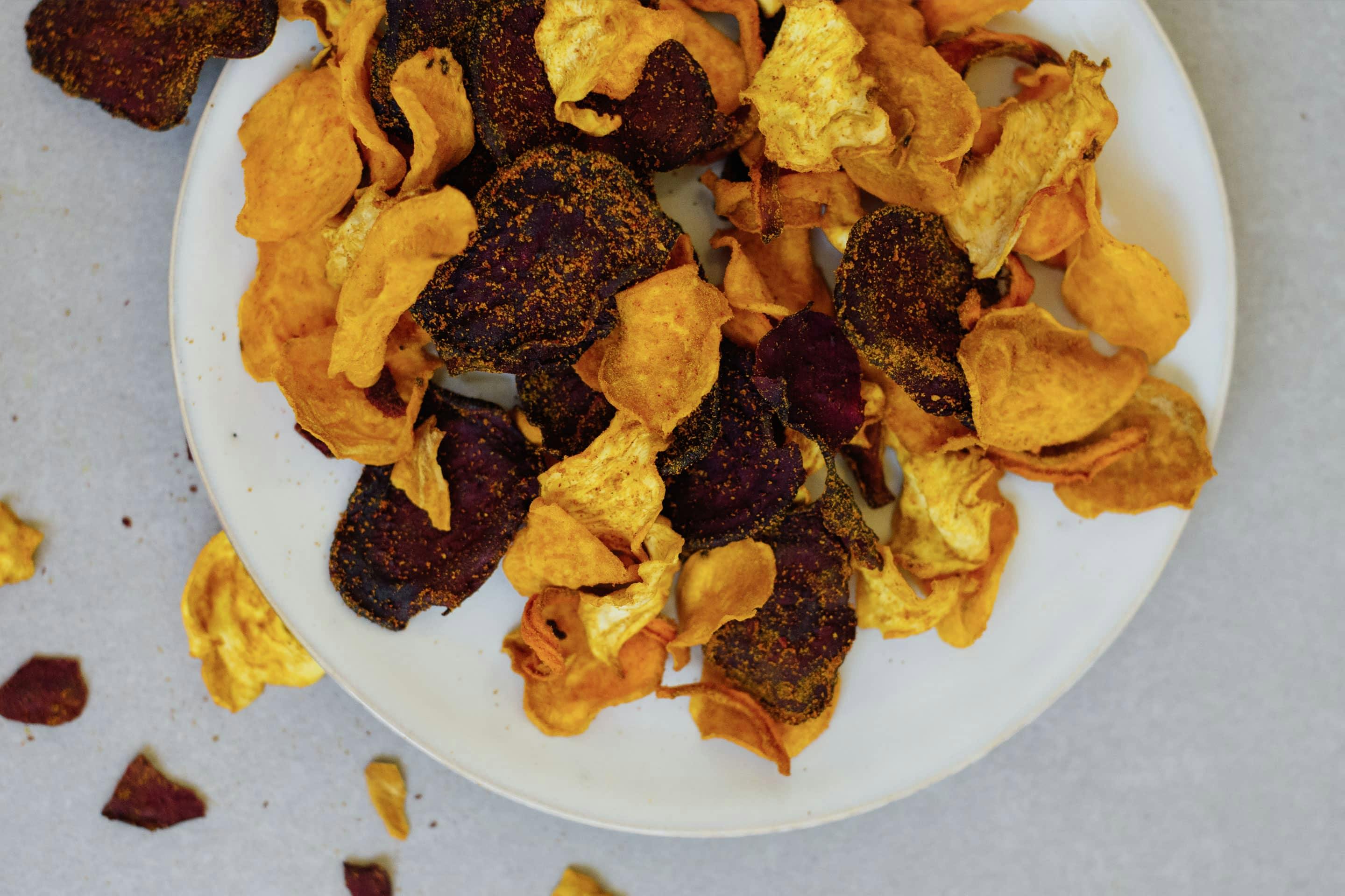 Gemüsechips mit Curry und Cayennpfeffer