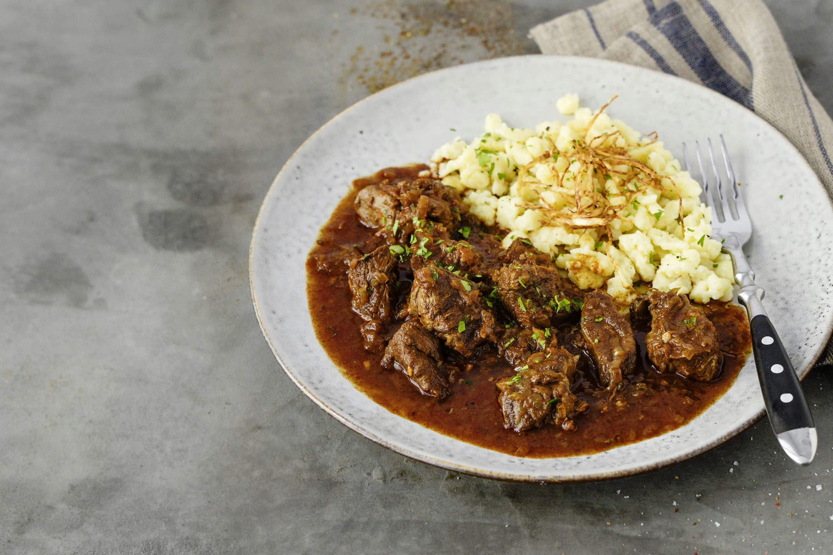 Paprika-Rindsgulasch mit Butternockerl