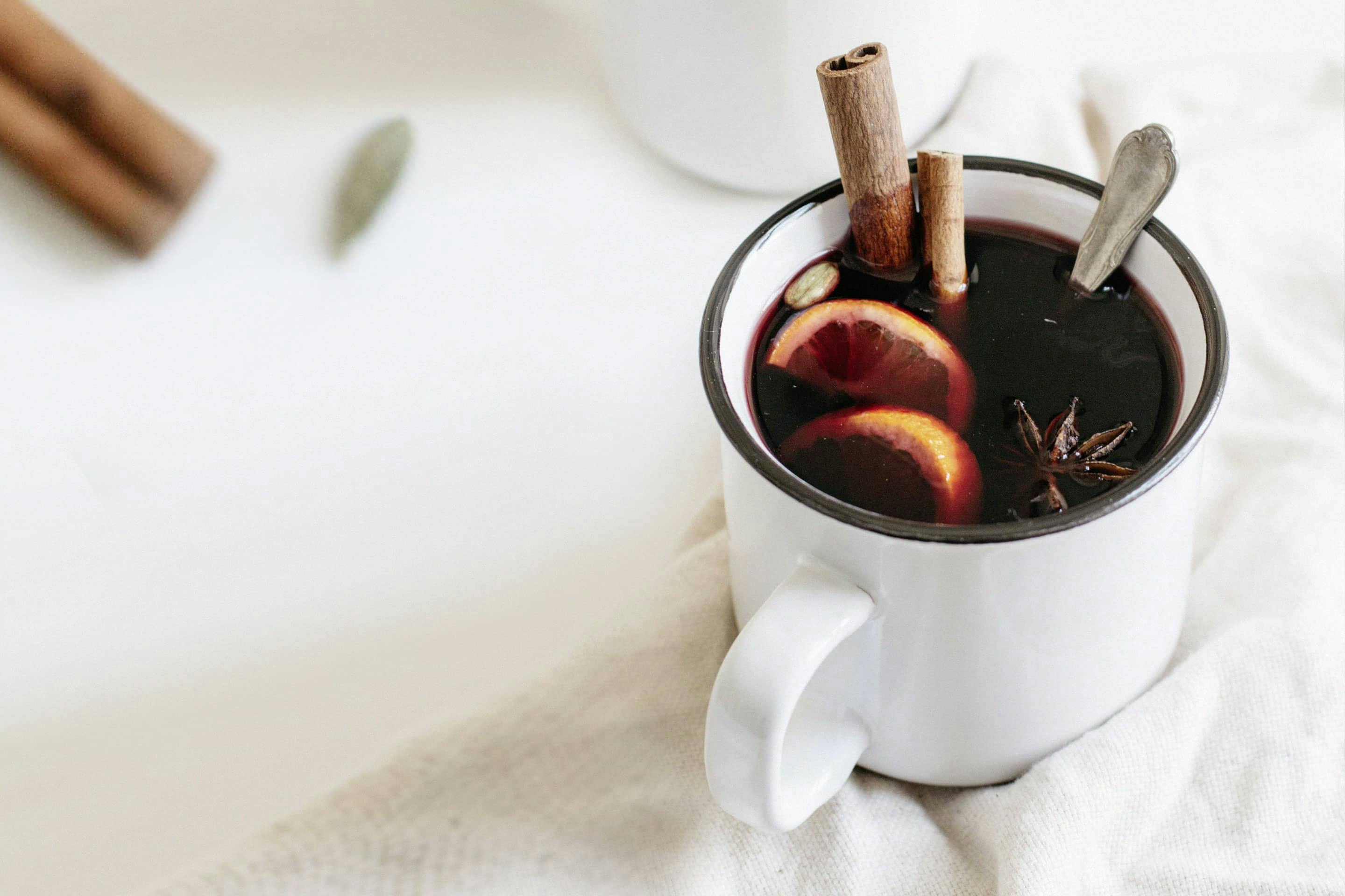 Roter Glühwein mit ZImt, Cardamom und Nelken.