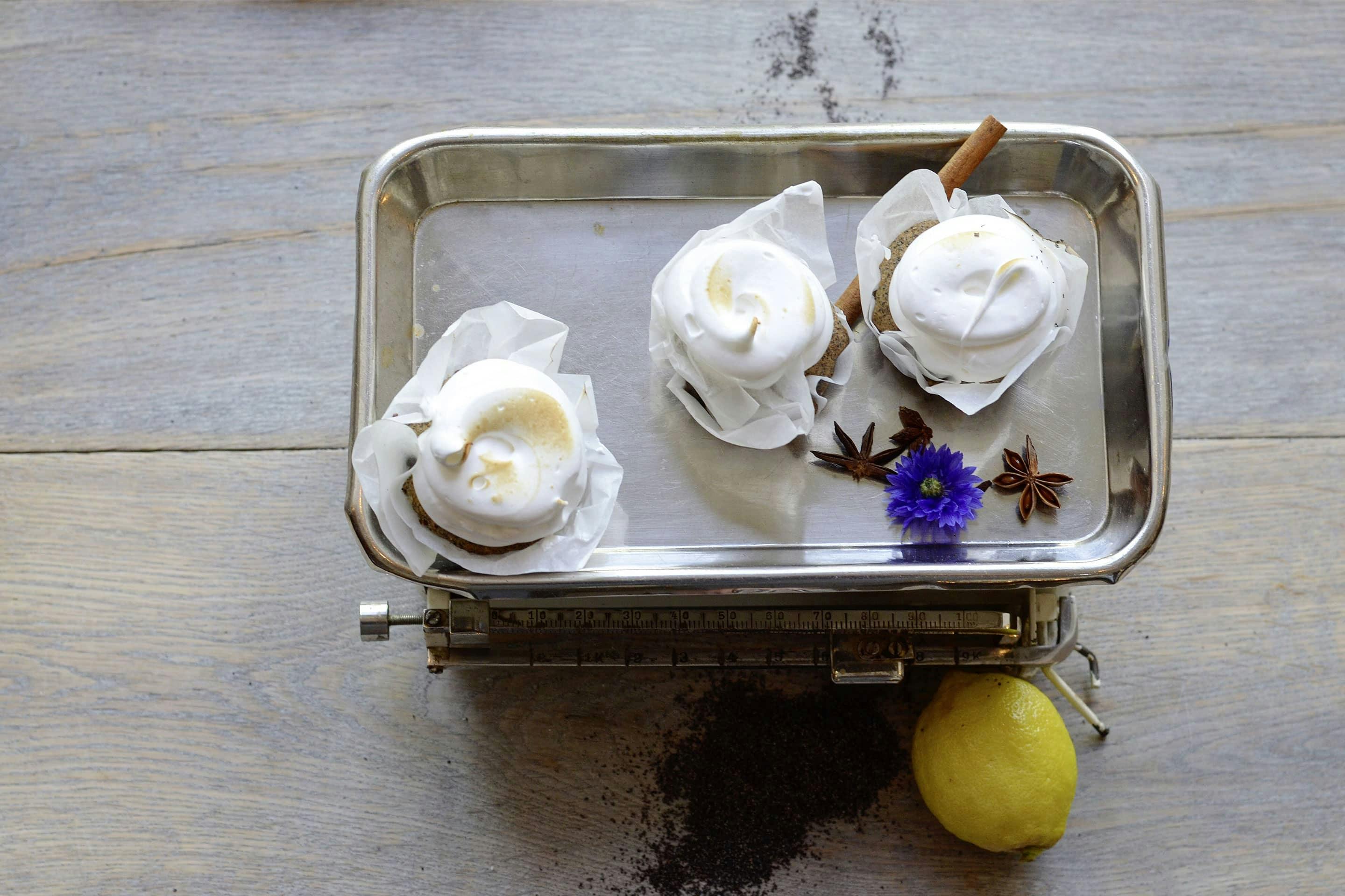 Vanille-Mohn-Cupcakes mit Joghurtmeringue