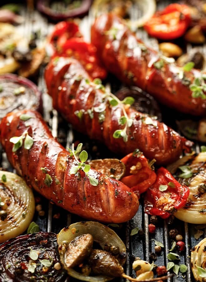 Augsburger und Gemüse am Griller