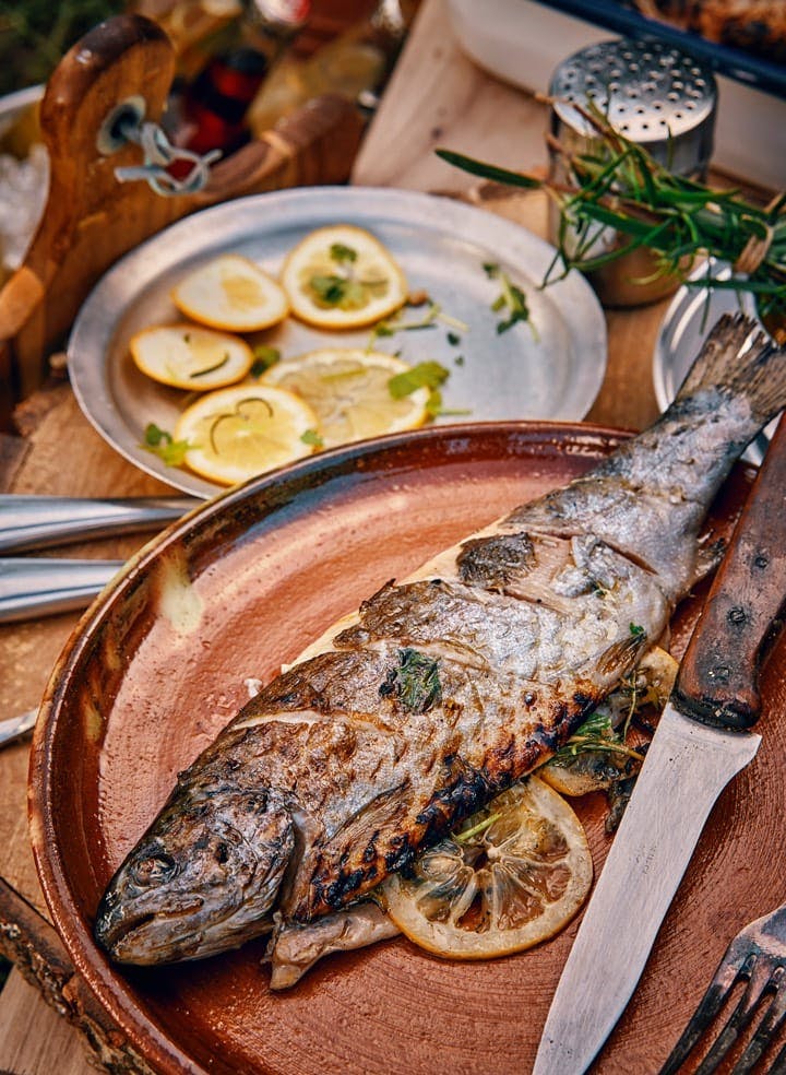 Gegrillter Fisch mit Zitronenscheiben gefüllt