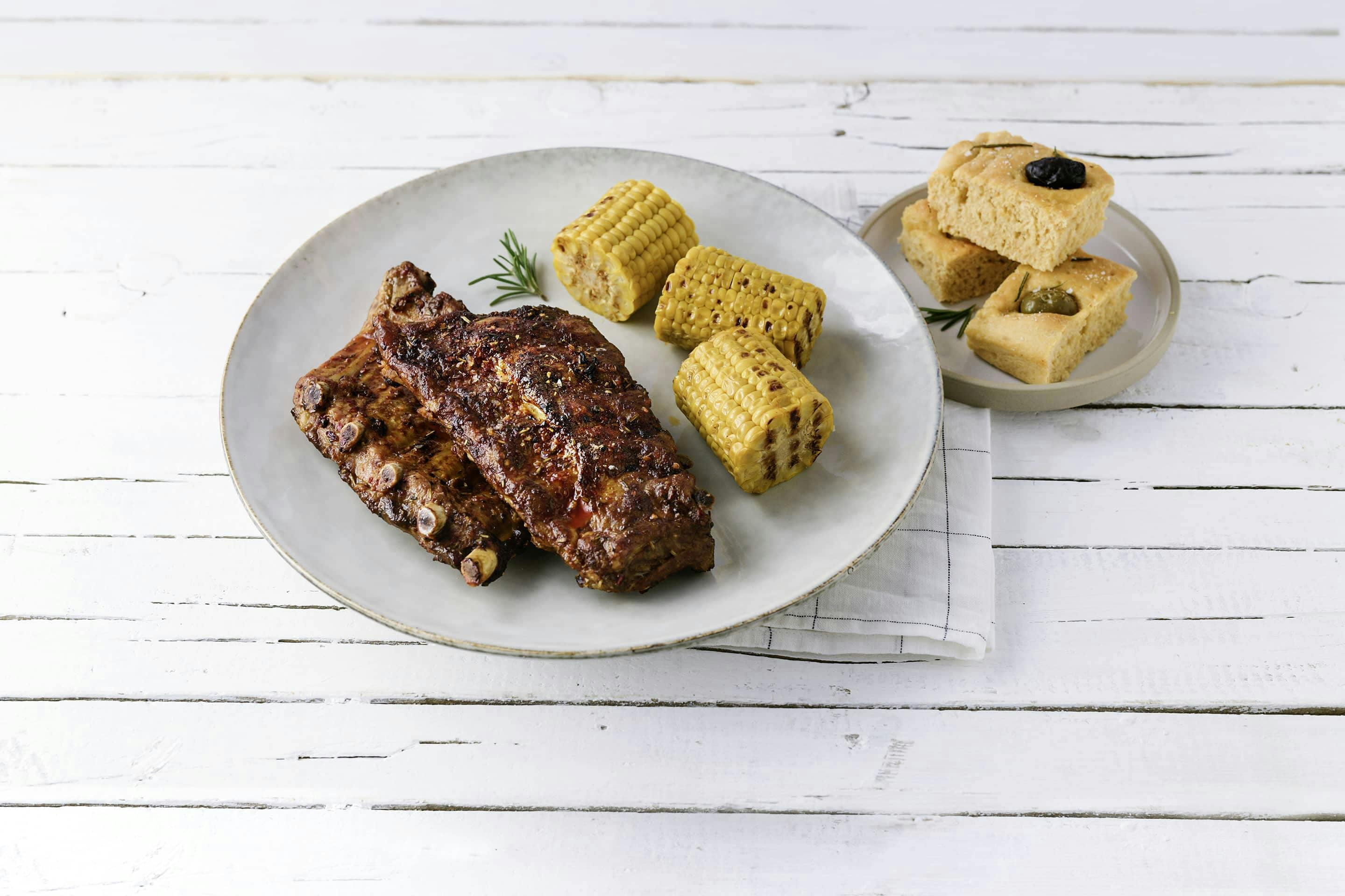 Grill-Magic-Dust Spare Ribs mit Rosamrin-Focacccia und gegrillten Maiskolben