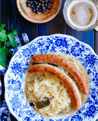 Sauerkraut mit Bratwürsteln