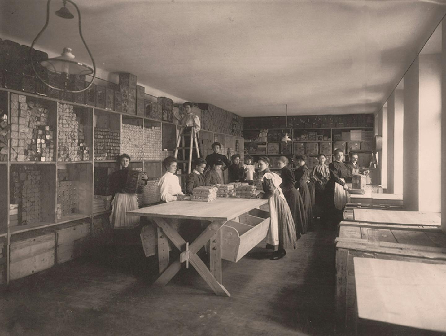 Črno-bela fotografija: delavci med pakiranjem mlete paprike Kotányi leta 1881