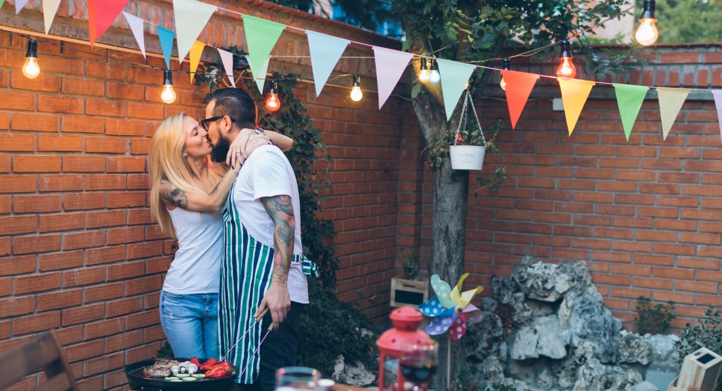 Par, ki se poljublja pred hrano na žaru.